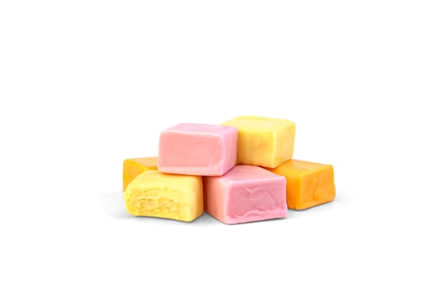 Pila de doces coloridos quadrados para mascar isolados em fundo branco