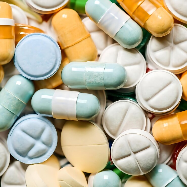 Foto pila de pílulas médicas coloridas em fundo abstrato