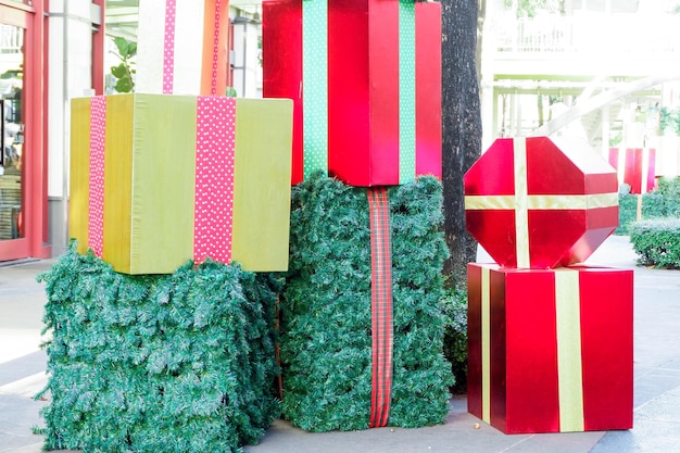 Una pila de decoraciones navideñas de varios colores