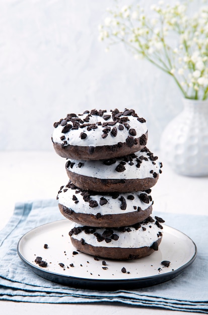 Pila de deliciosas donas glaseadas con chocolate