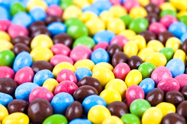 Pila de deliciosos caramelos de chocolate colorido ainbow