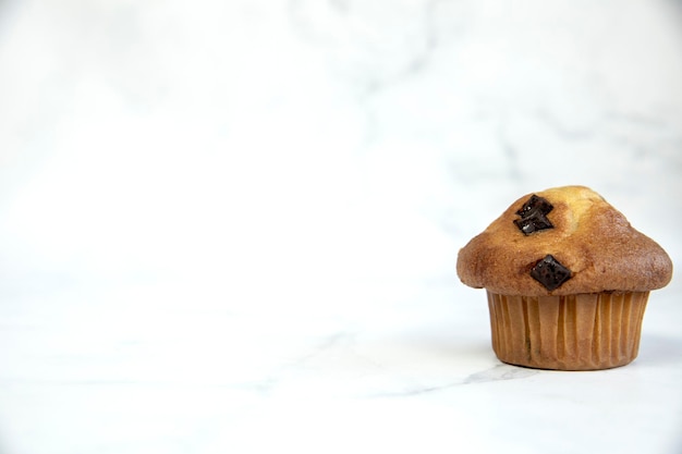 Una pila de deliciosos muffins de plátano con trocitos de chocolate y arándanos sobre un fondo blanco salud sabrosa