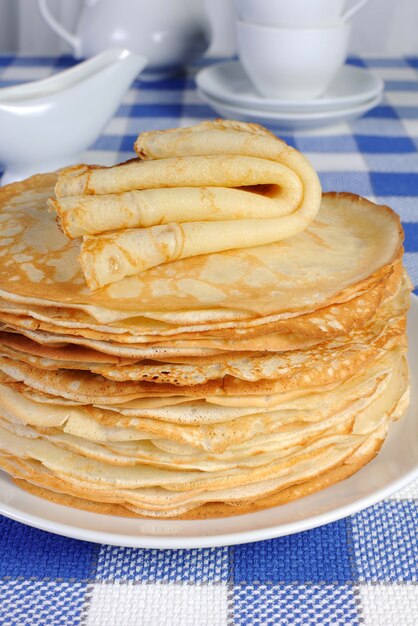 Pila de deliciosos panqueques en la mesa