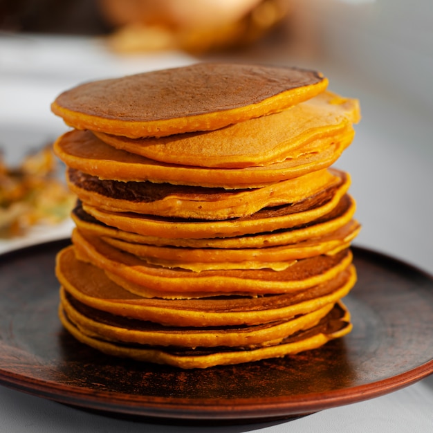 Pila de deliciosos panqueques en un plato marrón