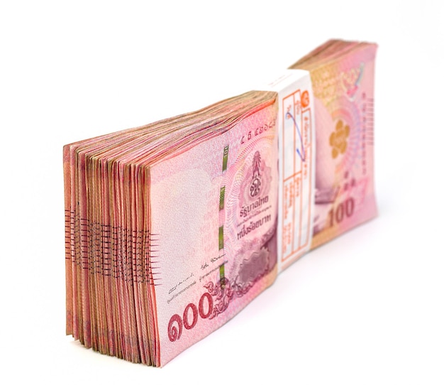 Pila de dinero Billetes de cien baht sobre un fondo blanco Billetes de banco tailandés Negocio de dinero tailandés