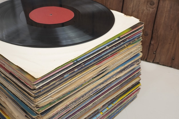 Pila de discos de vinilo viejos