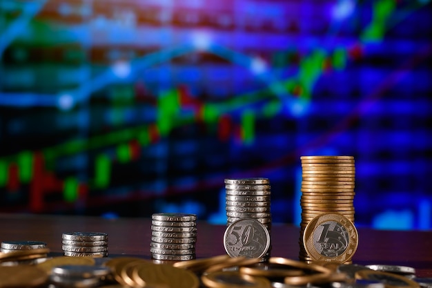 pila de divisas que forman un gráfico de barras dinero brasileño en un gráfico financiero