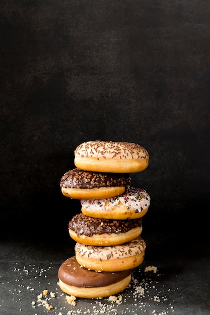 Foto pila de donas con chispas y espacio de copia