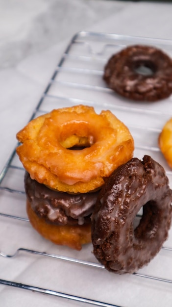 Foto una pila de donas con una que tiene un glaseado de chocolate.