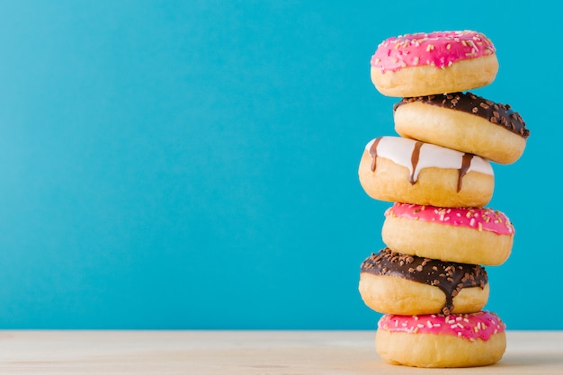 Pila de donuts dulces