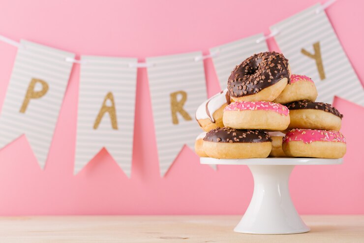 Foto pila de donuts en el fondo de la palabra fiesta