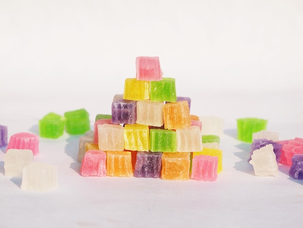 Una pila de dulces de colores contra un fondo blanco