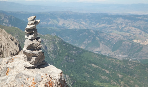 Pila equilibrada de piedra en la naturaleza.