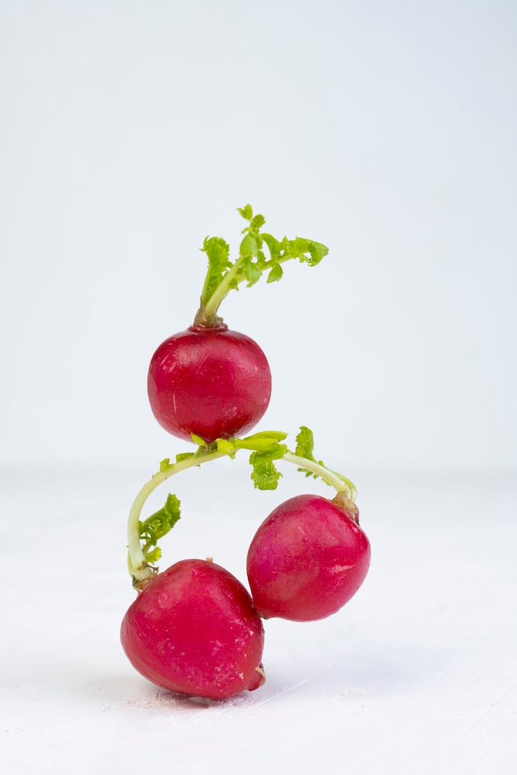 Foto una pila de equilibrio de rábano fresco sobre fondo blanco.
