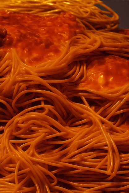Una pila de espagueti sentado en la parte superior de una mesa
