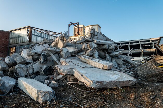 Una pila de estructuras metálicas abandonadas contra el cielo
