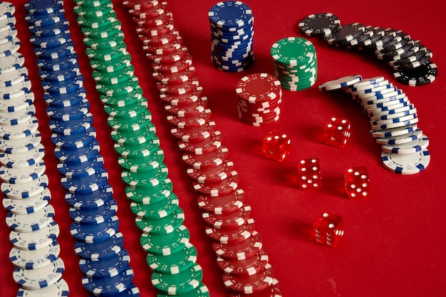 Pila de fichas de póquer sobre fondo rojo en el casino