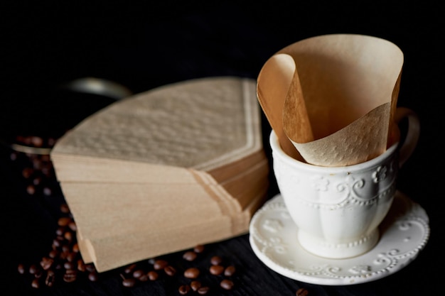 Una pila de filtros de café de papel Kraft y Macro de taza blanca