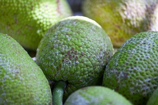 Pila de frutas del pan en un puesto en el mercado