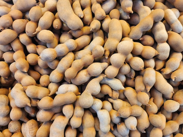 Foto una pila de frutos maduros de tamarindo