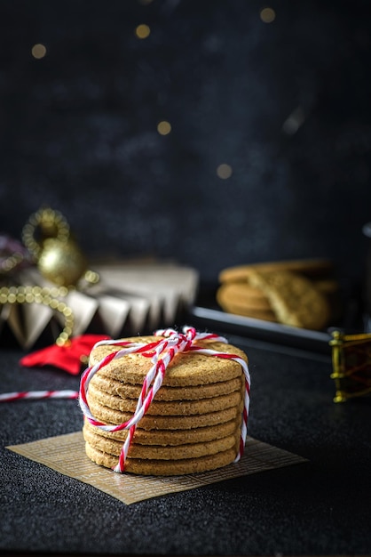 una pila de galletas atadas con una cinta navideña