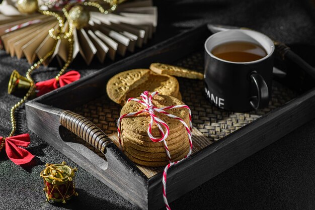 una pila de galletas atadas con una cinta navideña