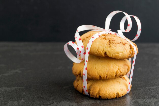 Pila de galletas atadas con una cinta.