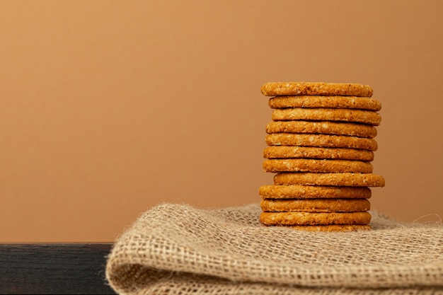 Foto pila de galletas de avena redondas