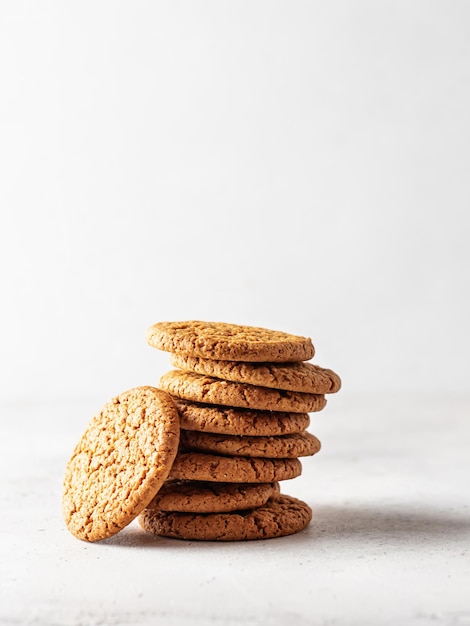 Pila de galletas de avena sobre fondo blanco.