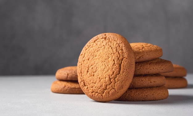 Pila de galletas de avena.