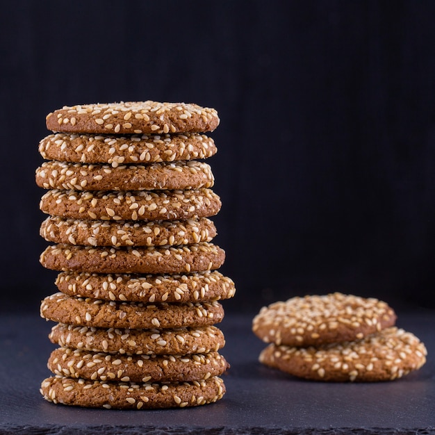 Pila de galletas caseras galletas de avena con semillas de sésamo