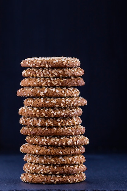 Pila de galletas caseras galletas de avena con semillas de sésamo