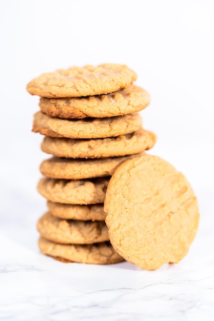 Pila de galletas caseras de mantequilla de maní recién horneadas.