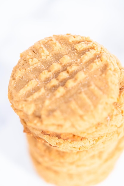 Pila de galletas caseras de mantequilla de maní recién horneadas.