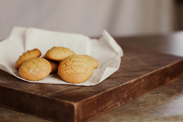 Pila de galletas caseras en tablero de madera. Hornear en cocina de campo.