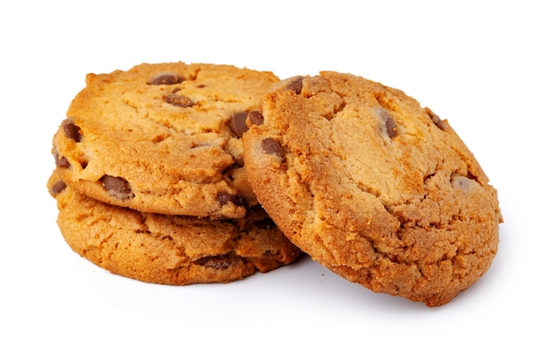 Pila de galletas con chispas de chocolate aislado sobre fondo blanco cerrar