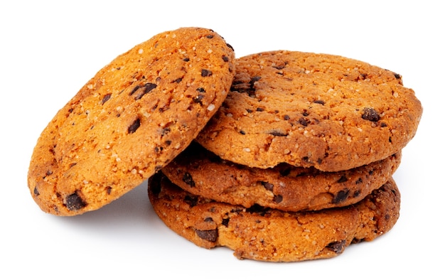 Pila de galletas con chispas de chocolate aislado sobre superficie blanca