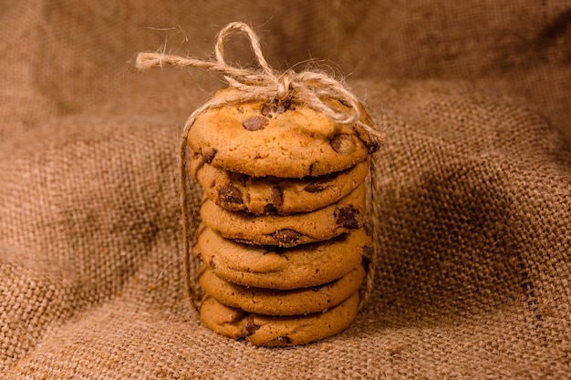 Pila de galletas con chispas de chocolate en cilicio