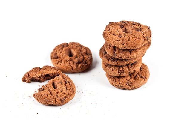 Pila de galletas de chispas de chocolate doble aislado en blanco