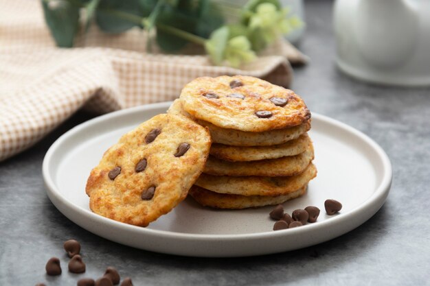 Pila de galletas con chispas de chocolate