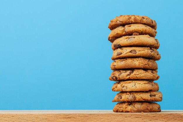 Pila de galletas con chispas de chocolate