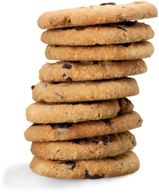 Pila de galletas de chocolate aislado sobre fondo blanco.