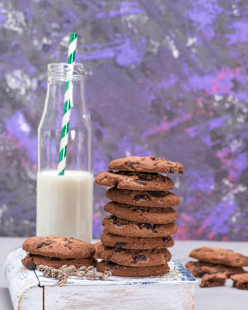 Pila de galletas de chocolate redondas