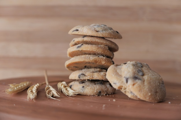 Pila de galletas de chocolate sobre fondo de madera.