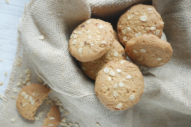 Pila de galletas de comida entera sobre fondo de madera