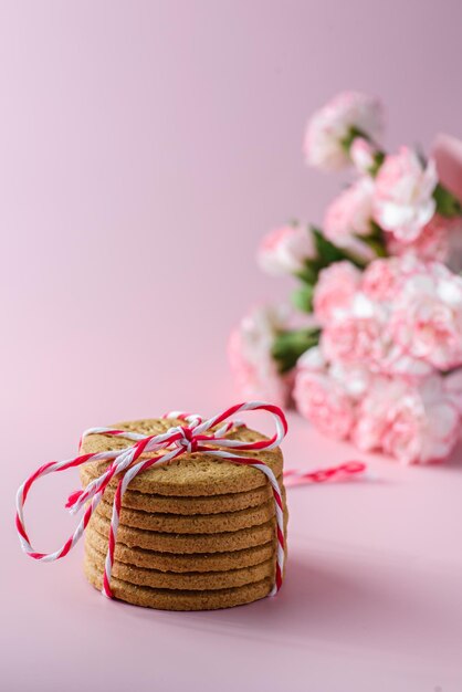 una pila de galletas y flores