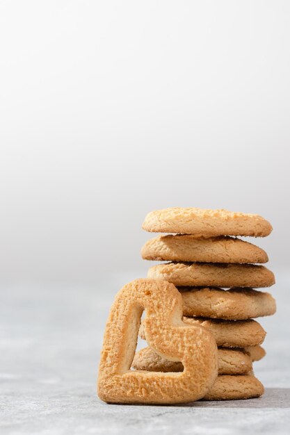 Pila de galletas en forma de corazón sobre un fondo claro Copiar espacio