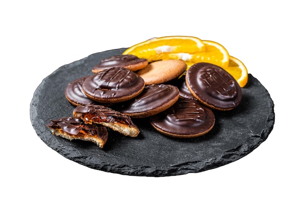 Una pila de galletas de Jaffa redondas cubiertas de chocolate con mermelada con sabor a naranja aisladas sobre un fondo blanco Vista superior