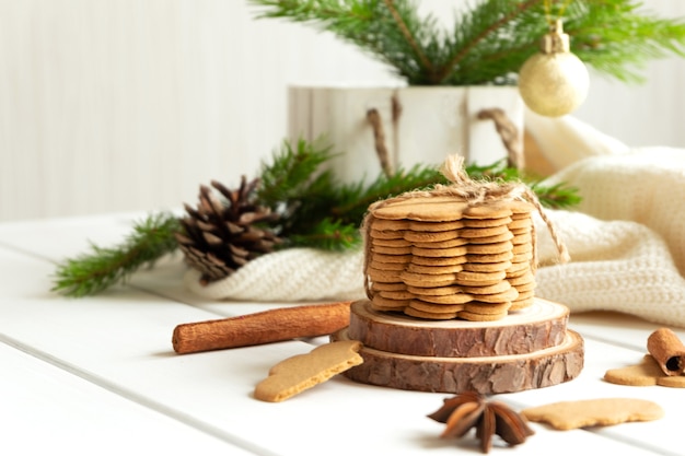 Pila de galletas de jengibre y especias sobre mesa de madera