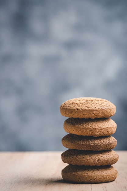 Pila de galletas de mantequilla sobre fondo azul con espacio de copia.